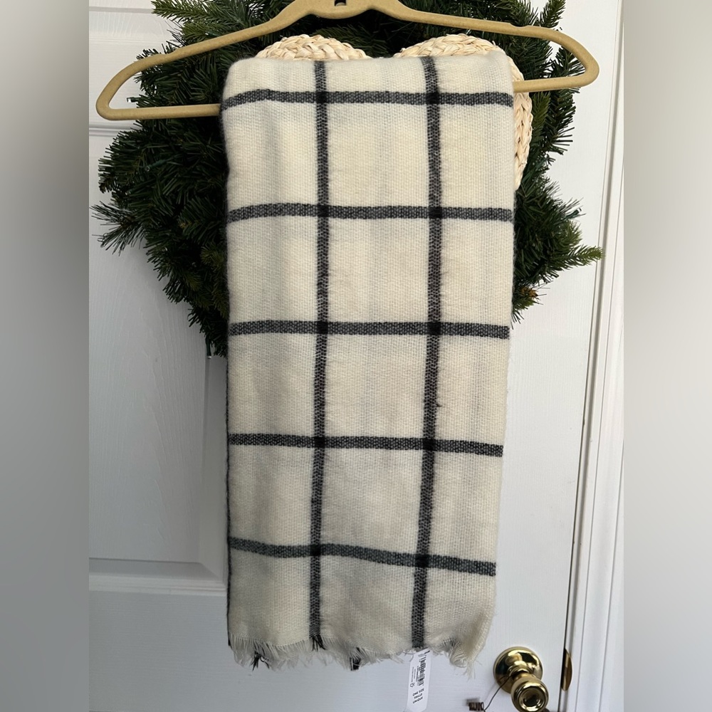 Old Navy wrap/scarf new with tags - Picture 3 of 8